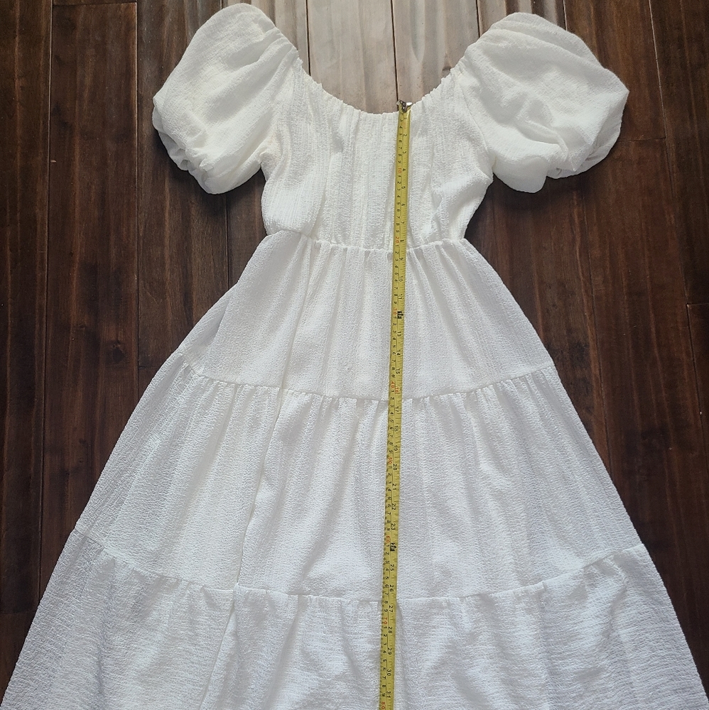 ASTR xs white lined dress. Off/on shoulder. Stretchy elastic waist and sleeves